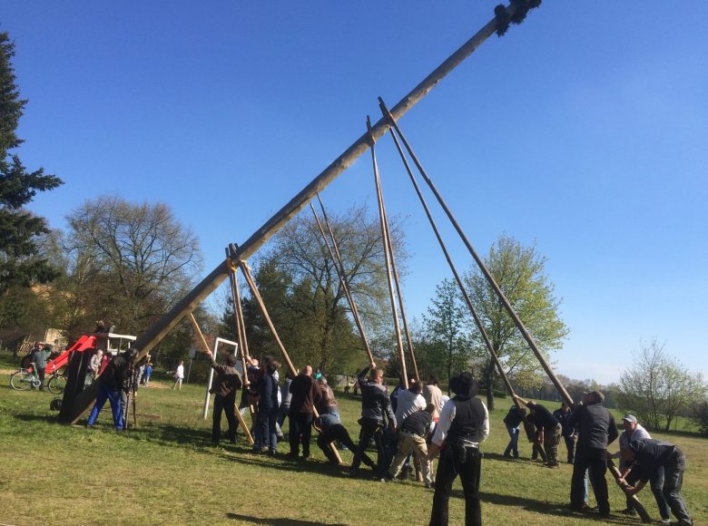 Maibaumstellen per Hand